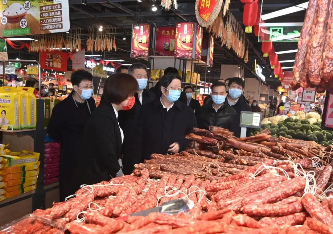 市委书记钱三雄到家乐园超市调研检查保供稳价、食品安全和疫情防控工作